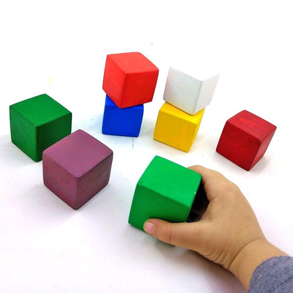 مکعب های چوبی رنگی 